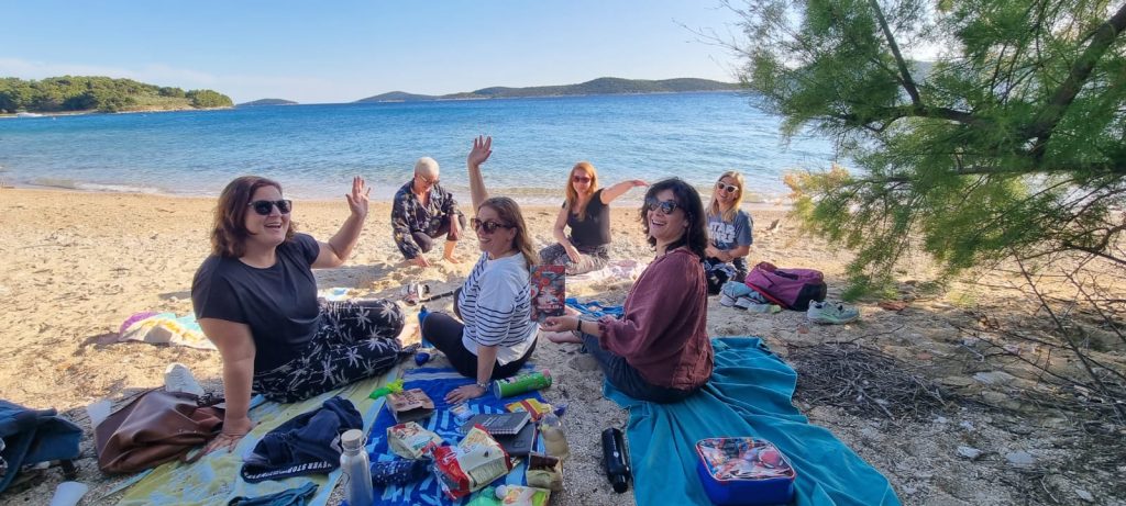 Slika kluba čitatelja na plaži